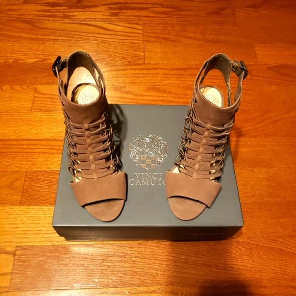 VINCE CAMUTO VC-EVEL SMOKE TAUPE LEATHER SANDAL - Picture 7 of 8